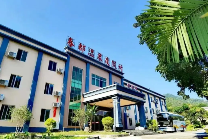【阳江·春都温泉度假村】100多个半山公共温泉+别墅私家温泉爽泡！入住木屋小别墅舒适度假！打卡春都十景游山玩水~388元抢春都温泉温泉木屋双床房+私家温泉1池水+无限次公共温泉池+景区观光！打卡老牌真温泉，舒适度假